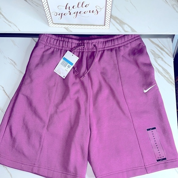Nike Loose Fit High Rise Shorts Size Medium NWT - Picture 1 of 4